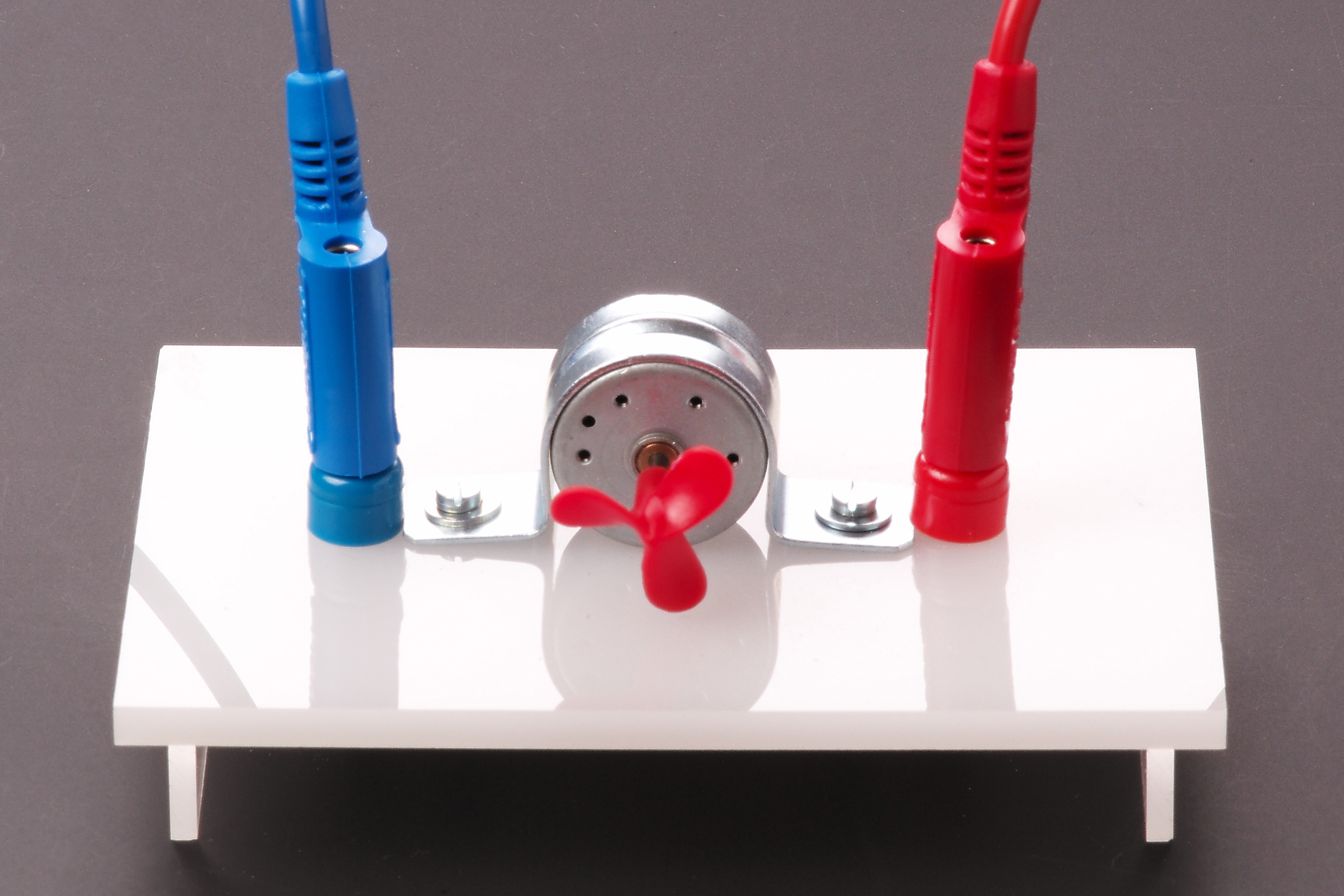 134311600 Motor auf Plexiglassockel